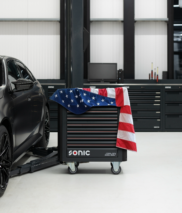 BMW M5 with NEXT S9 toolbox with American flag